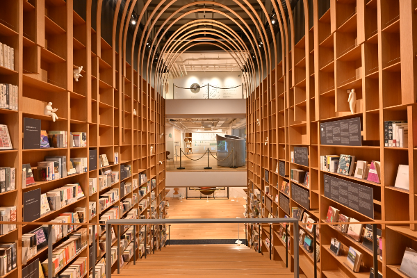 2) 와세다대학교 국제문학관(무라카미 하루키 라이브러리) 01.png