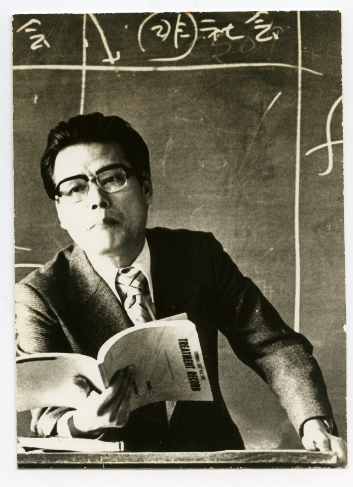 1970년대 이대 강의하는 모습  (3).jpg